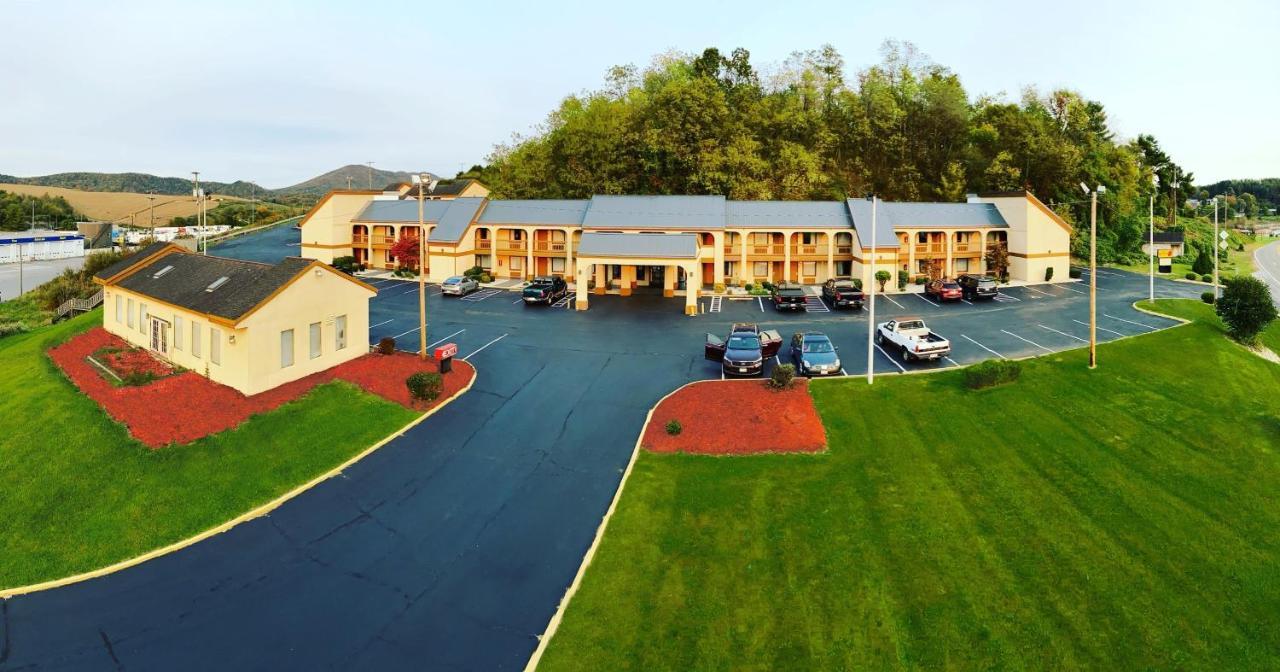 ซูเปอร์ 8 บาย วินด์แฮม ชิสเวล/แม็กซ์ เมดโดว์ แอเรีย Hotel Max Meadows ภายนอก รูปภาพ