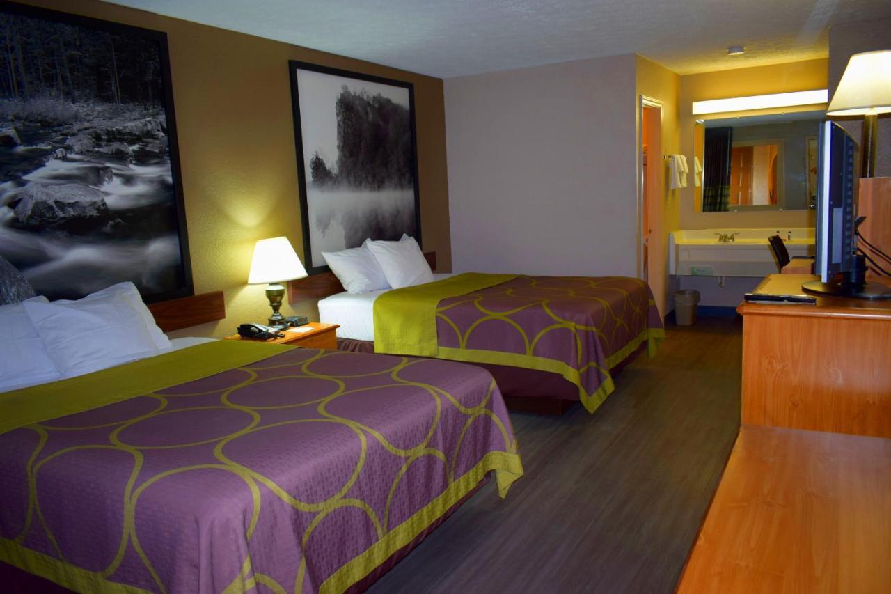 ซูเปอร์ 8 บาย วินด์แฮม ชิสเวล/แม็กซ์ เมดโดว์ แอเรีย Hotel Max Meadows ภายนอก รูปภาพ