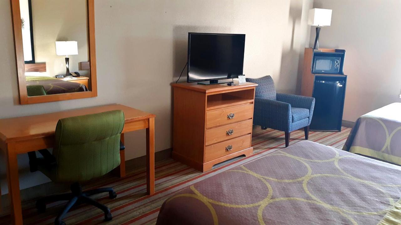 ซูเปอร์ 8 บาย วินด์แฮม ชิสเวล/แม็กซ์ เมดโดว์ แอเรีย Hotel Max Meadows ภายนอก รูปภาพ