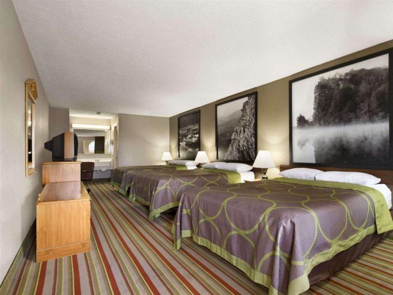 ซูเปอร์ 8 บาย วินด์แฮม ชิสเวล/แม็กซ์ เมดโดว์ แอเรีย Hotel Max Meadows ภายนอก รูปภาพ