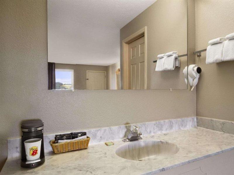 ซูเปอร์ 8 บาย วินด์แฮม ชิสเวล/แม็กซ์ เมดโดว์ แอเรีย Hotel Max Meadows ภายนอก รูปภาพ