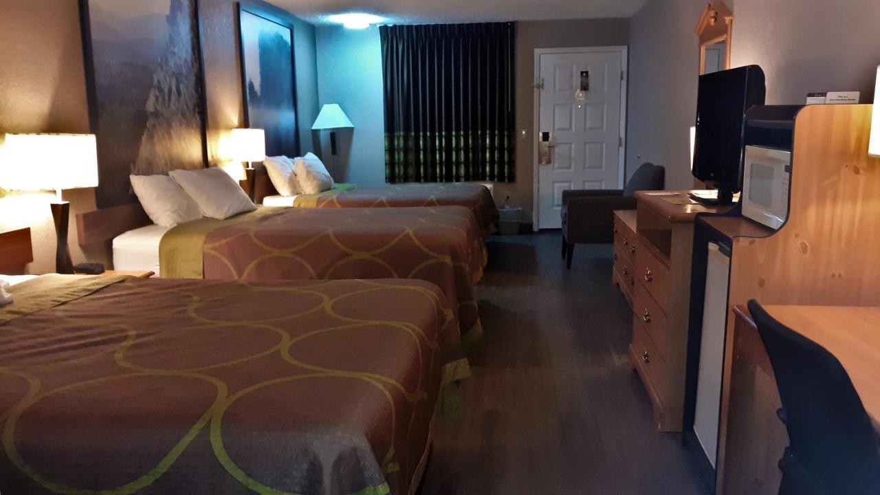 ซูเปอร์ 8 บาย วินด์แฮม ชิสเวล/แม็กซ์ เมดโดว์ แอเรีย Hotel Max Meadows ภายนอก รูปภาพ