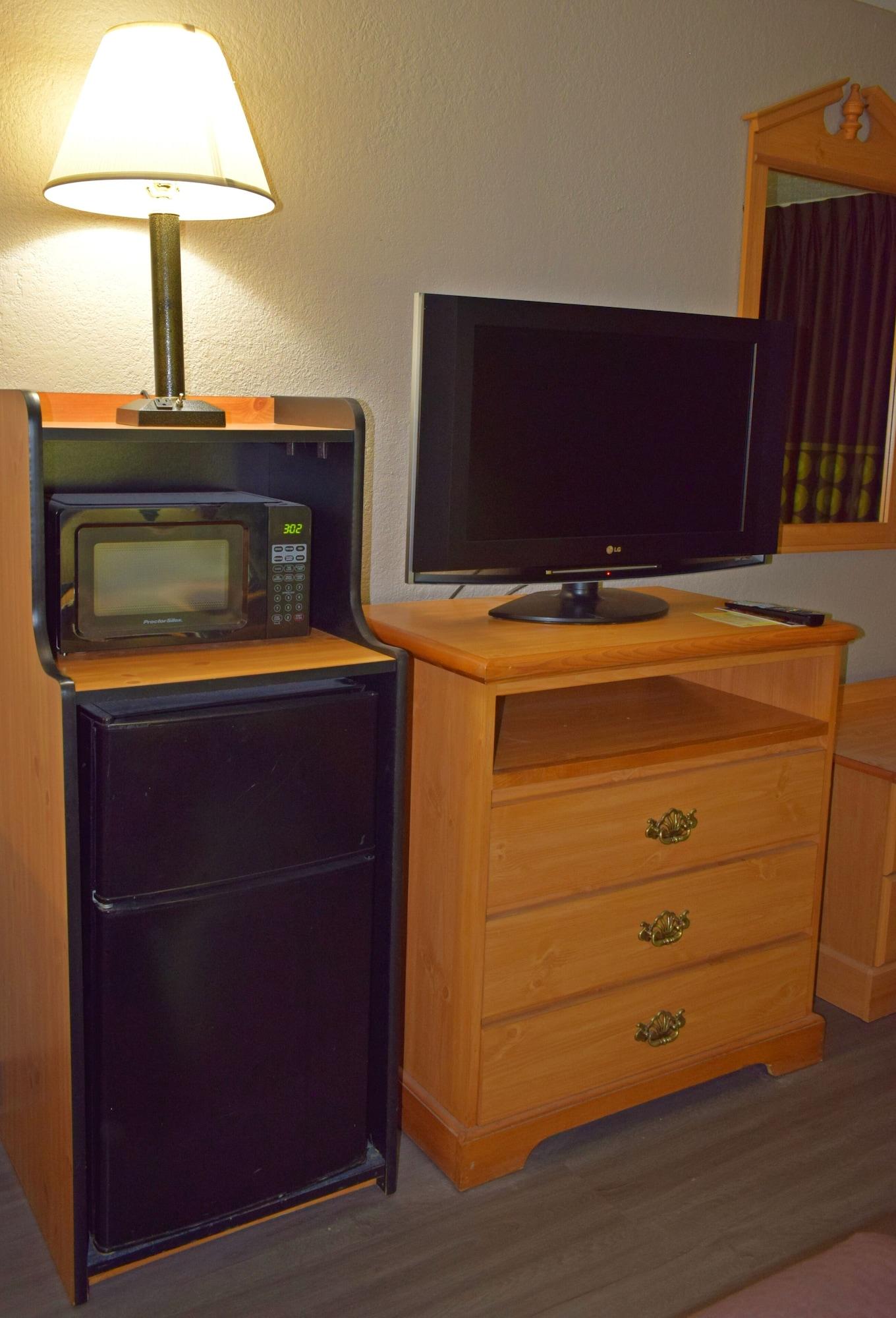 ซูเปอร์ 8 บาย วินด์แฮม ชิสเวล/แม็กซ์ เมดโดว์ แอเรีย Hotel Max Meadows ภายนอก รูปภาพ