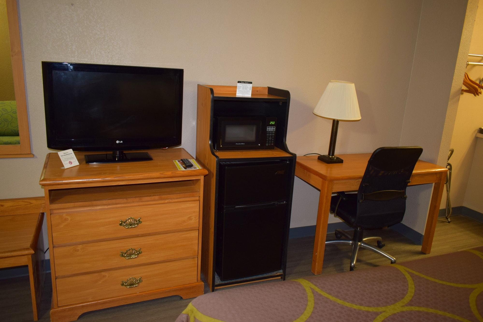 ซูเปอร์ 8 บาย วินด์แฮม ชิสเวล/แม็กซ์ เมดโดว์ แอเรีย Hotel Max Meadows ภายนอก รูปภาพ