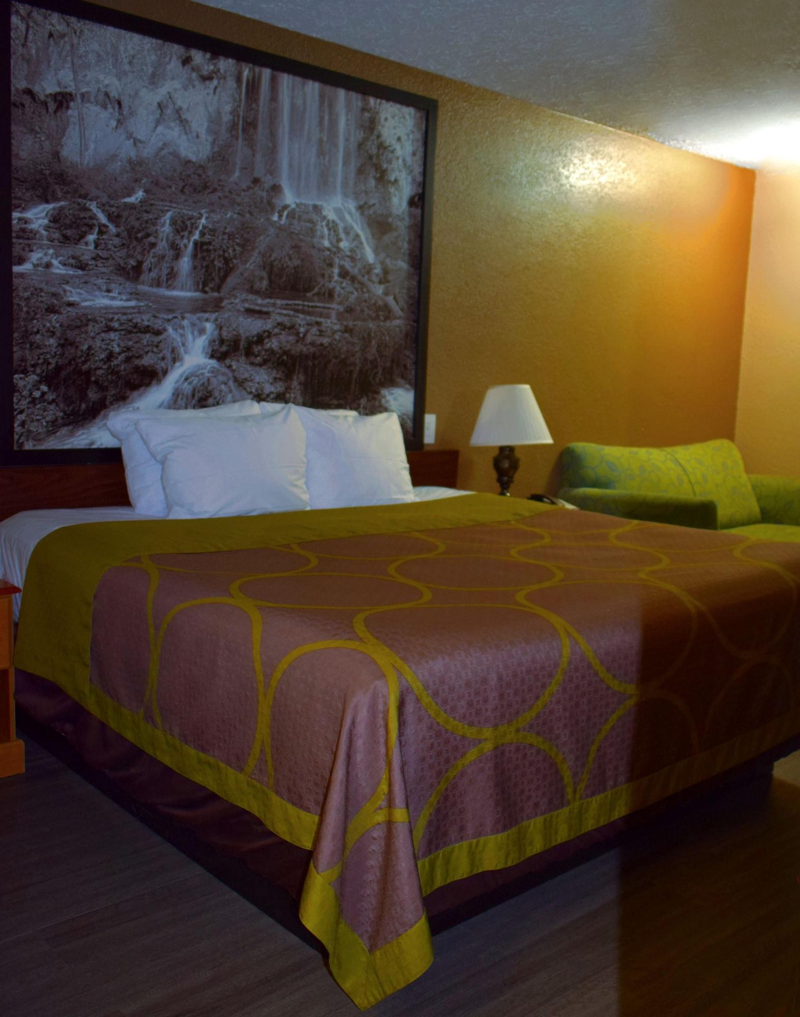 ซูเปอร์ 8 บาย วินด์แฮม ชิสเวล/แม็กซ์ เมดโดว์ แอเรีย Hotel Max Meadows ภายนอก รูปภาพ