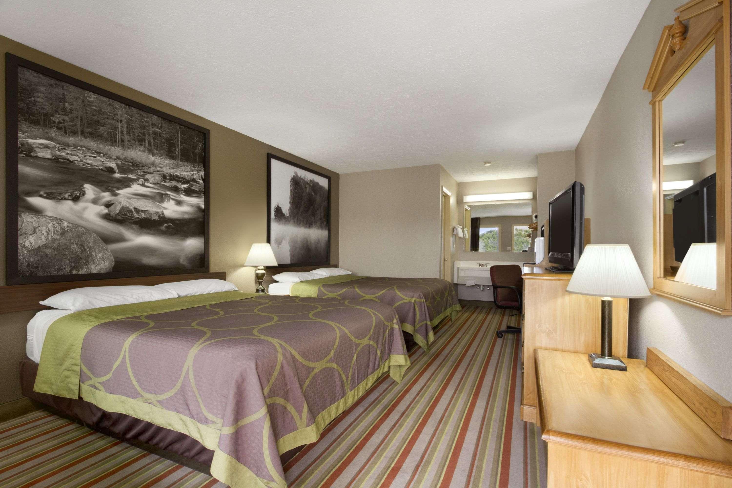 ซูเปอร์ 8 บาย วินด์แฮม ชิสเวล/แม็กซ์ เมดโดว์ แอเรีย Hotel Max Meadows ภายนอก รูปภาพ