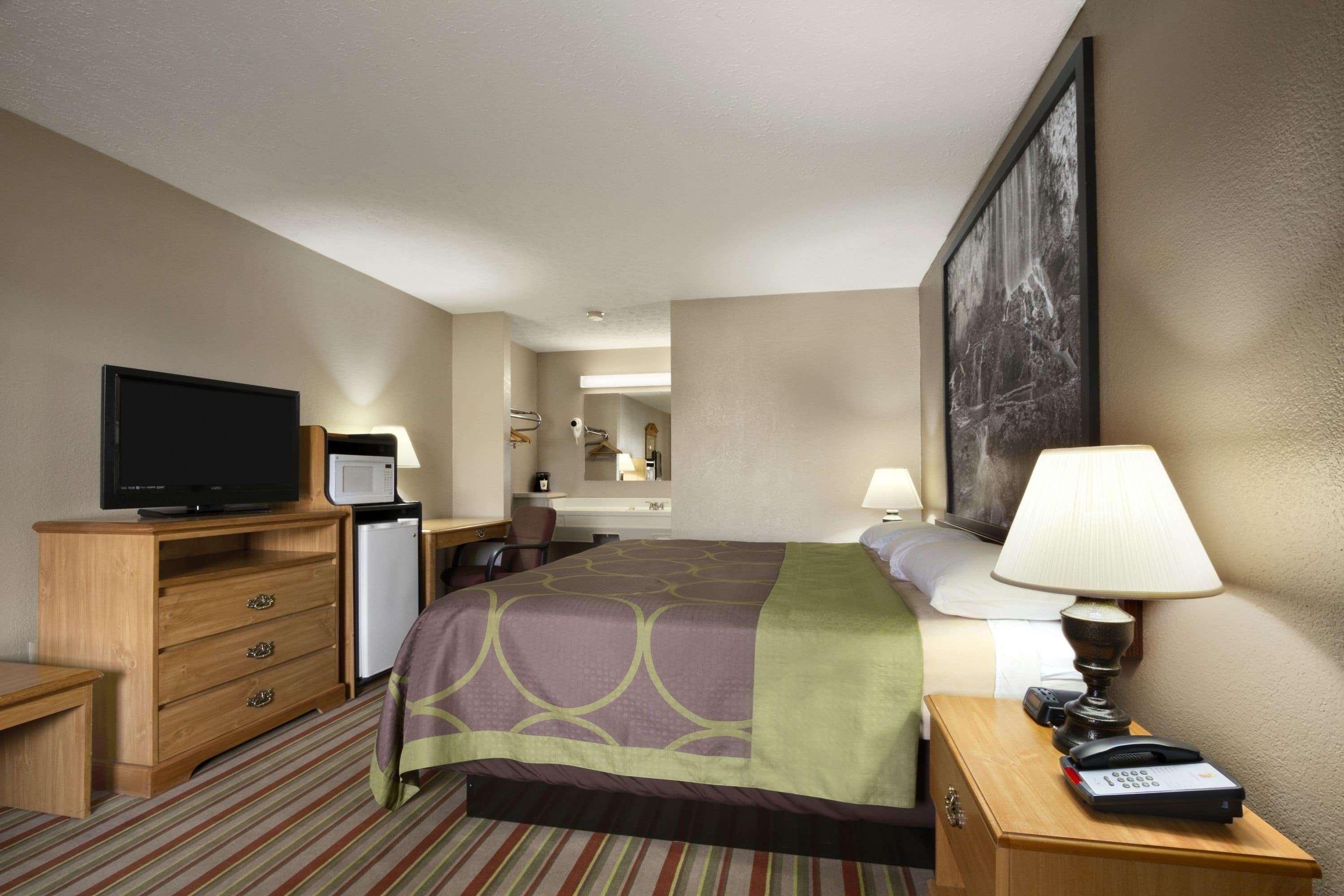ซูเปอร์ 8 บาย วินด์แฮม ชิสเวล/แม็กซ์ เมดโดว์ แอเรีย Hotel Max Meadows ภายนอก รูปภาพ