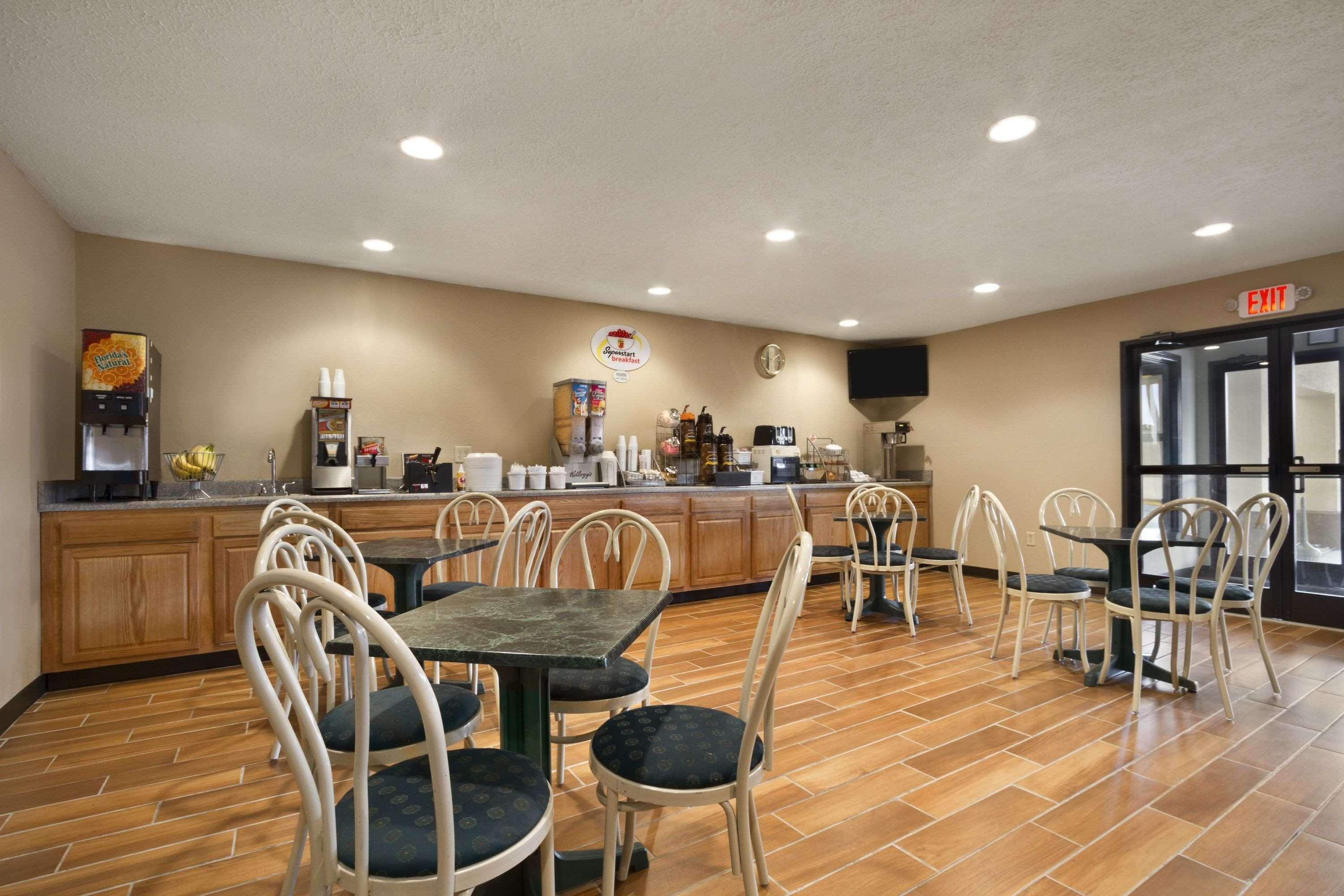 ซูเปอร์ 8 บาย วินด์แฮม ชิสเวล/แม็กซ์ เมดโดว์ แอเรีย Hotel Max Meadows ภายนอก รูปภาพ