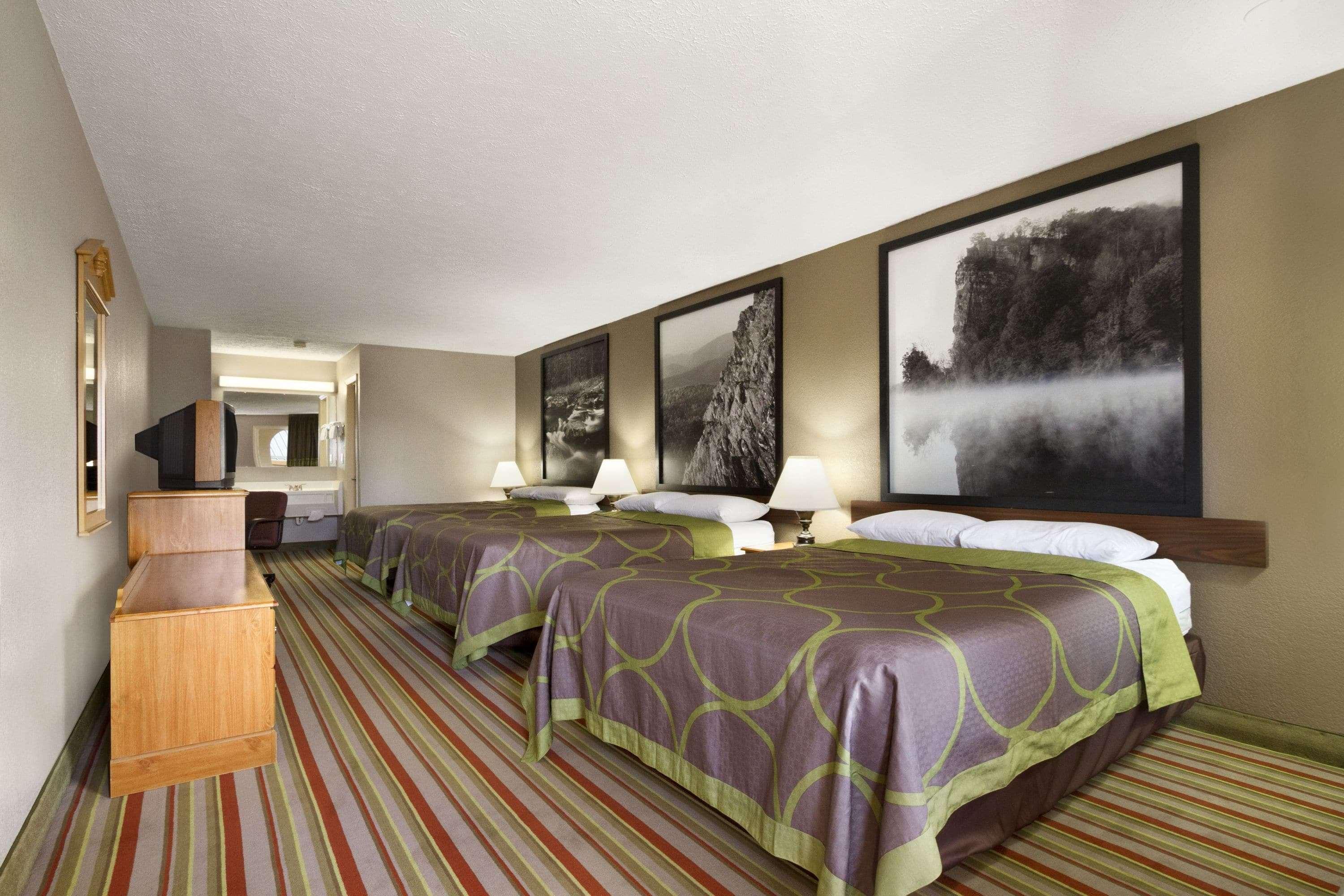 ซูเปอร์ 8 บาย วินด์แฮม ชิสเวล/แม็กซ์ เมดโดว์ แอเรีย Hotel Max Meadows ภายนอก รูปภาพ