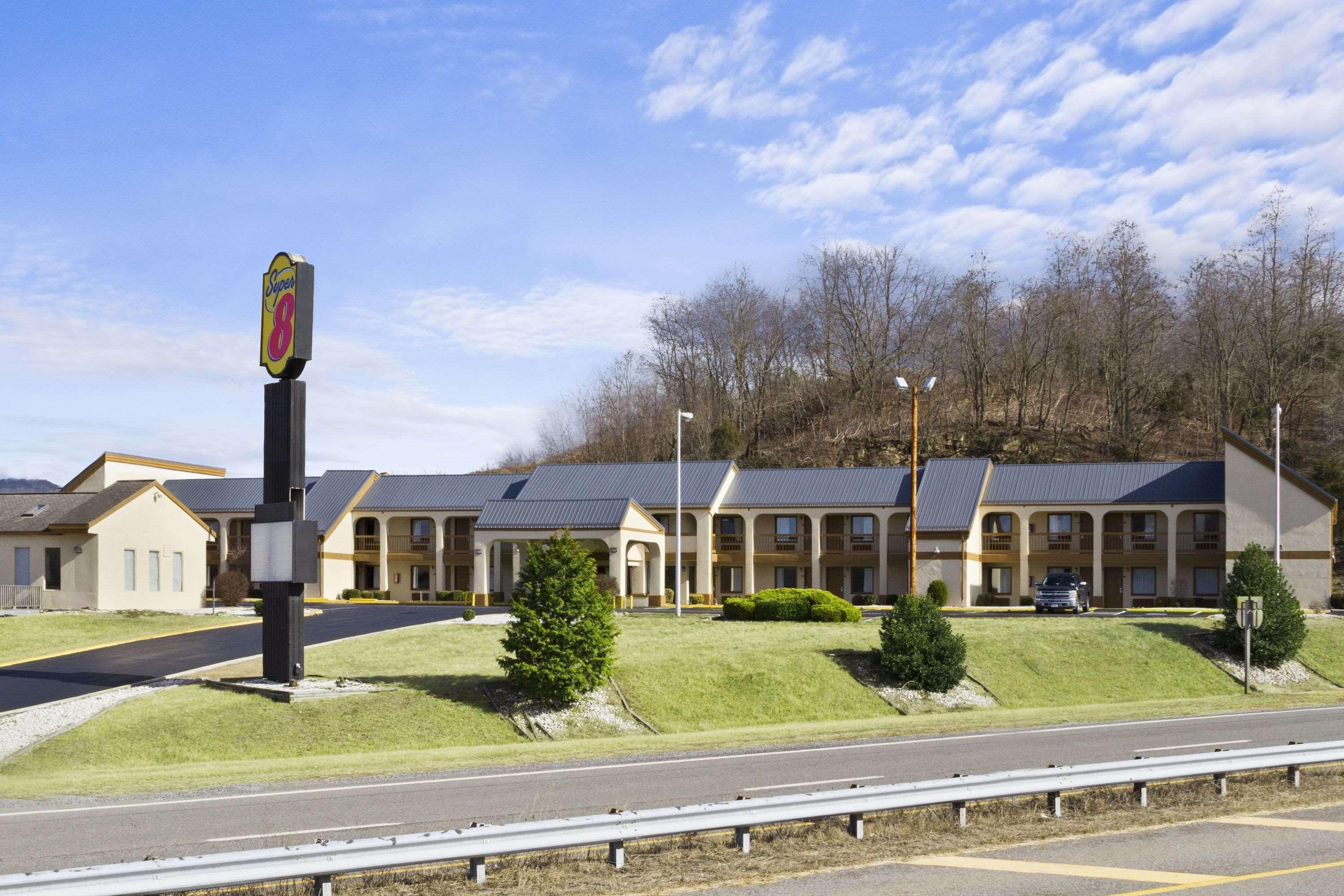 ซูเปอร์ 8 บาย วินด์แฮม ชิสเวล/แม็กซ์ เมดโดว์ แอเรีย Hotel Max Meadows ภายนอก รูปภาพ