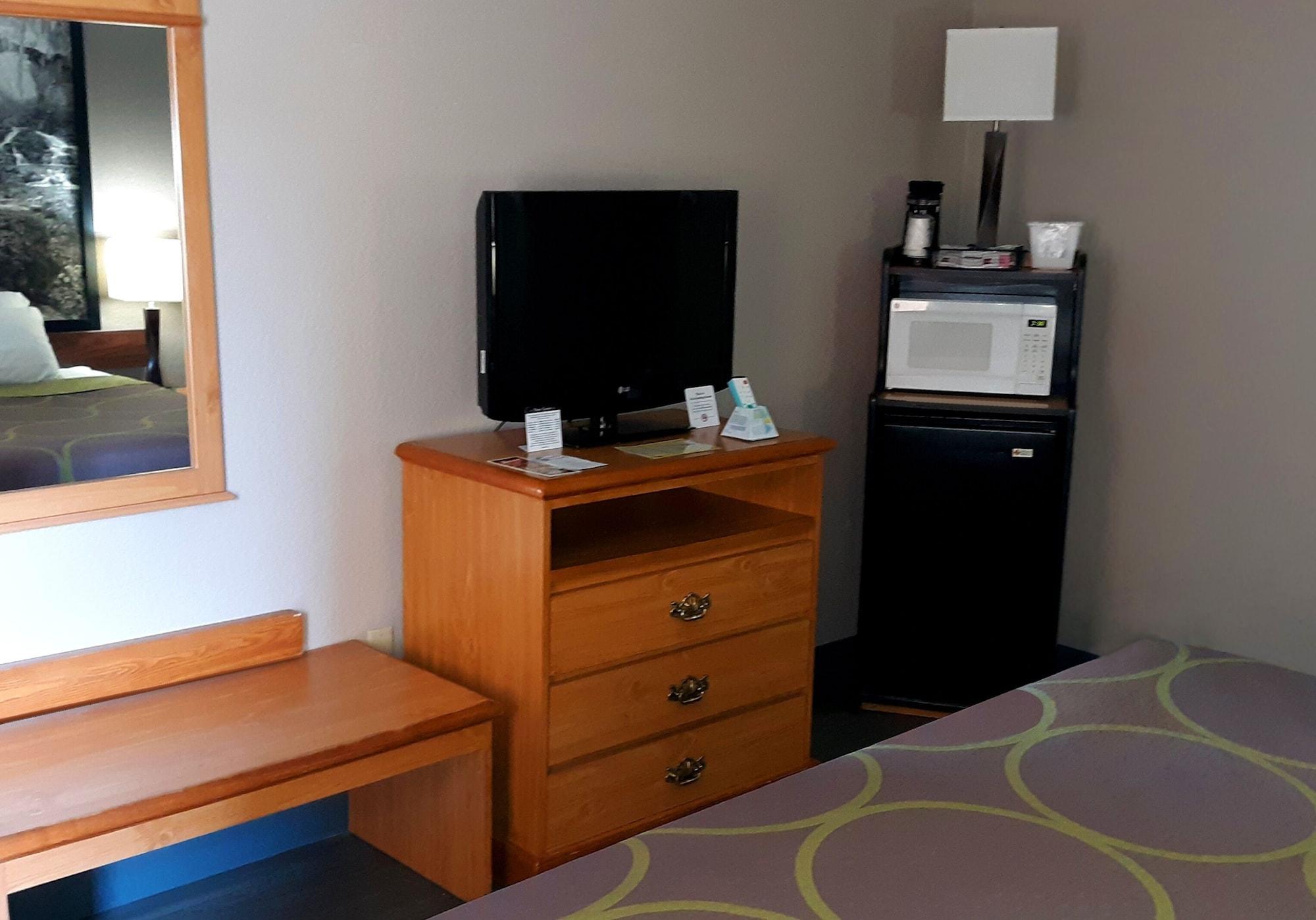 ซูเปอร์ 8 บาย วินด์แฮม ชิสเวล/แม็กซ์ เมดโดว์ แอเรีย Hotel Max Meadows ภายนอก รูปภาพ