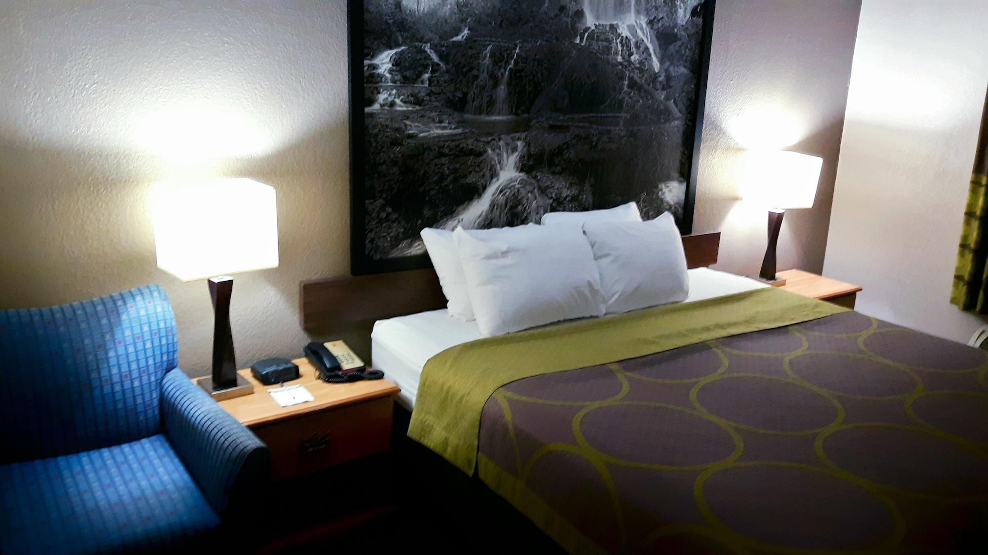 ซูเปอร์ 8 บาย วินด์แฮม ชิสเวล/แม็กซ์ เมดโดว์ แอเรีย Hotel Max Meadows ภายนอก รูปภาพ