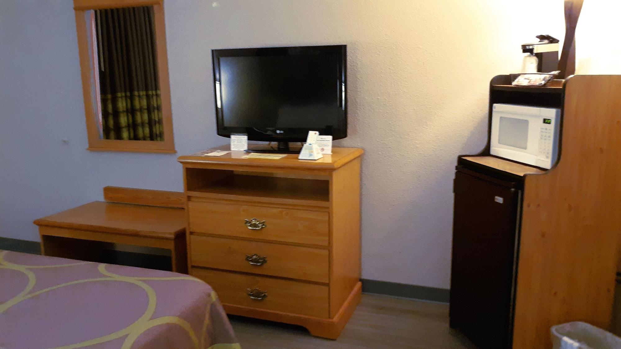 ซูเปอร์ 8 บาย วินด์แฮม ชิสเวล/แม็กซ์ เมดโดว์ แอเรีย Hotel Max Meadows ภายนอก รูปภาพ