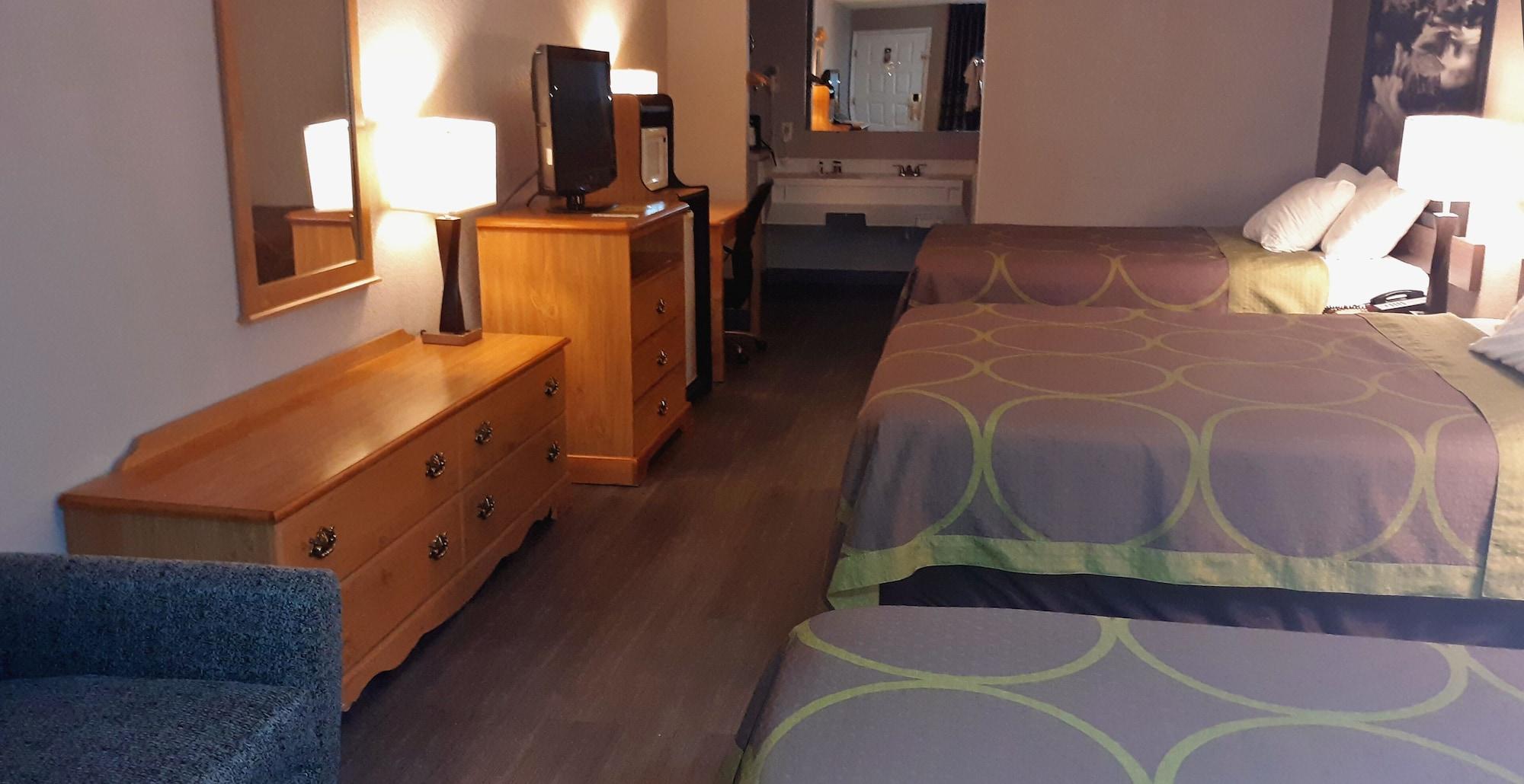 ซูเปอร์ 8 บาย วินด์แฮม ชิสเวล/แม็กซ์ เมดโดว์ แอเรีย Hotel Max Meadows ภายนอก รูปภาพ