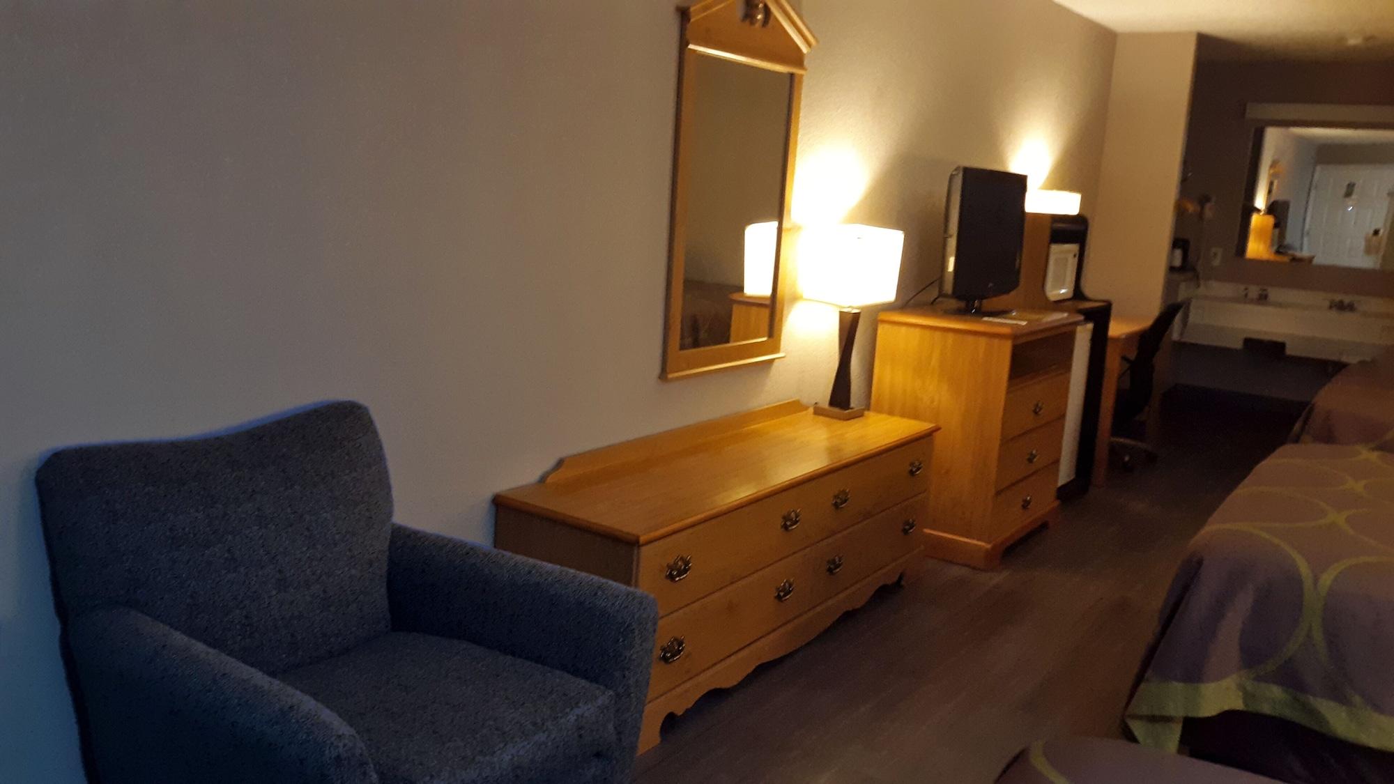 ซูเปอร์ 8 บาย วินด์แฮม ชิสเวล/แม็กซ์ เมดโดว์ แอเรีย Hotel Max Meadows ภายนอก รูปภาพ