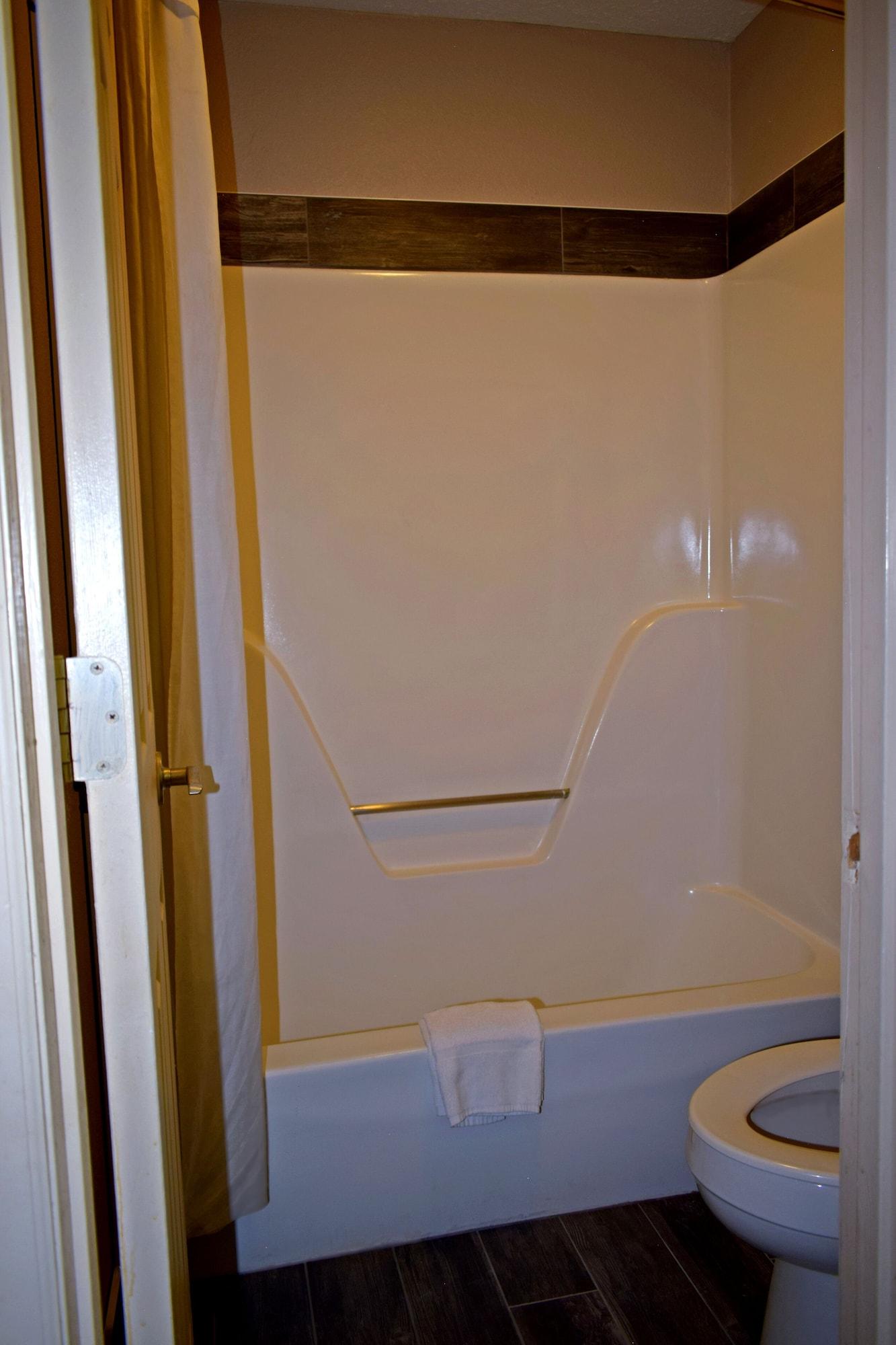 ซูเปอร์ 8 บาย วินด์แฮม ชิสเวล/แม็กซ์ เมดโดว์ แอเรีย Hotel Max Meadows ภายนอก รูปภาพ