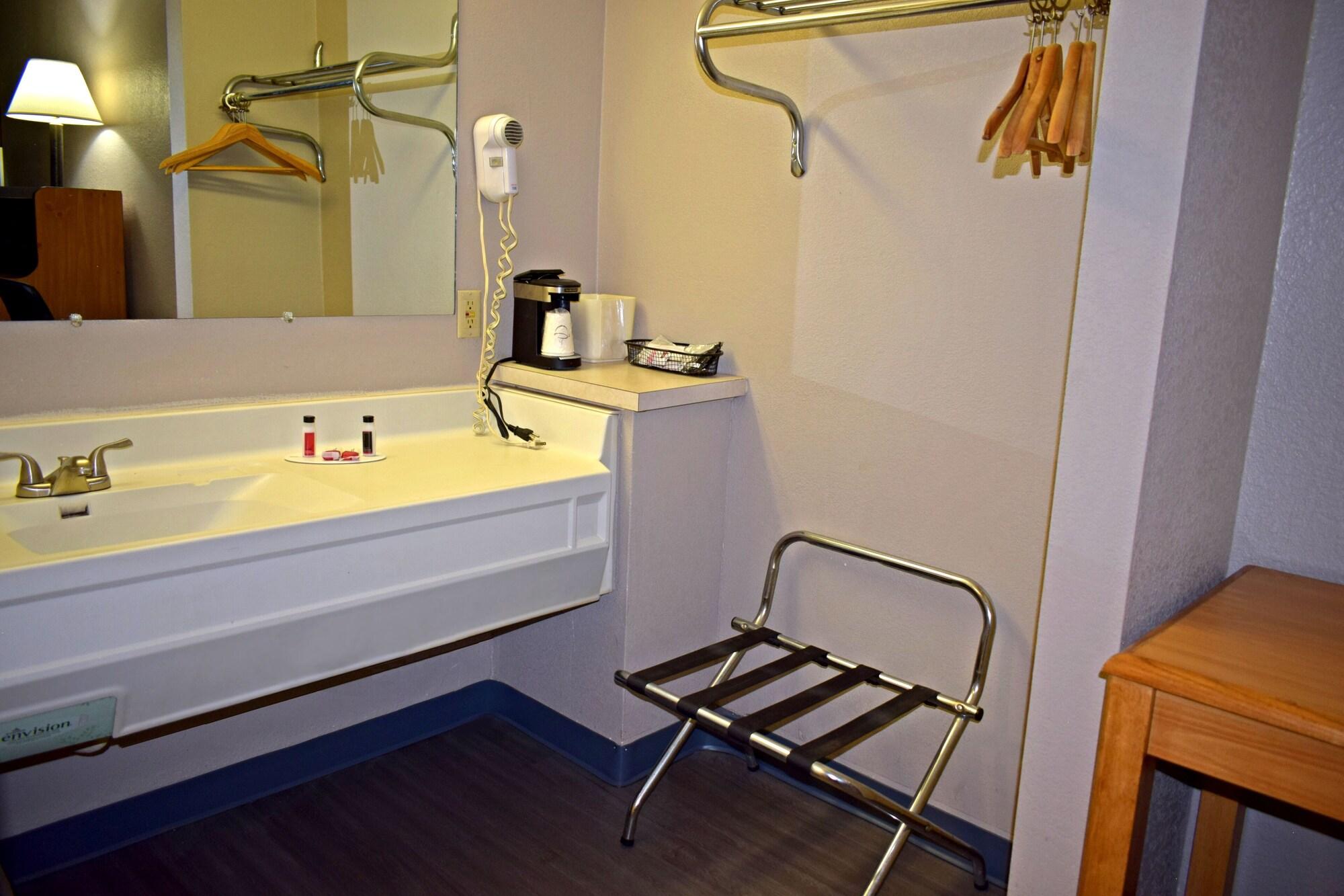 ซูเปอร์ 8 บาย วินด์แฮม ชิสเวล/แม็กซ์ เมดโดว์ แอเรีย Hotel Max Meadows ภายนอก รูปภาพ